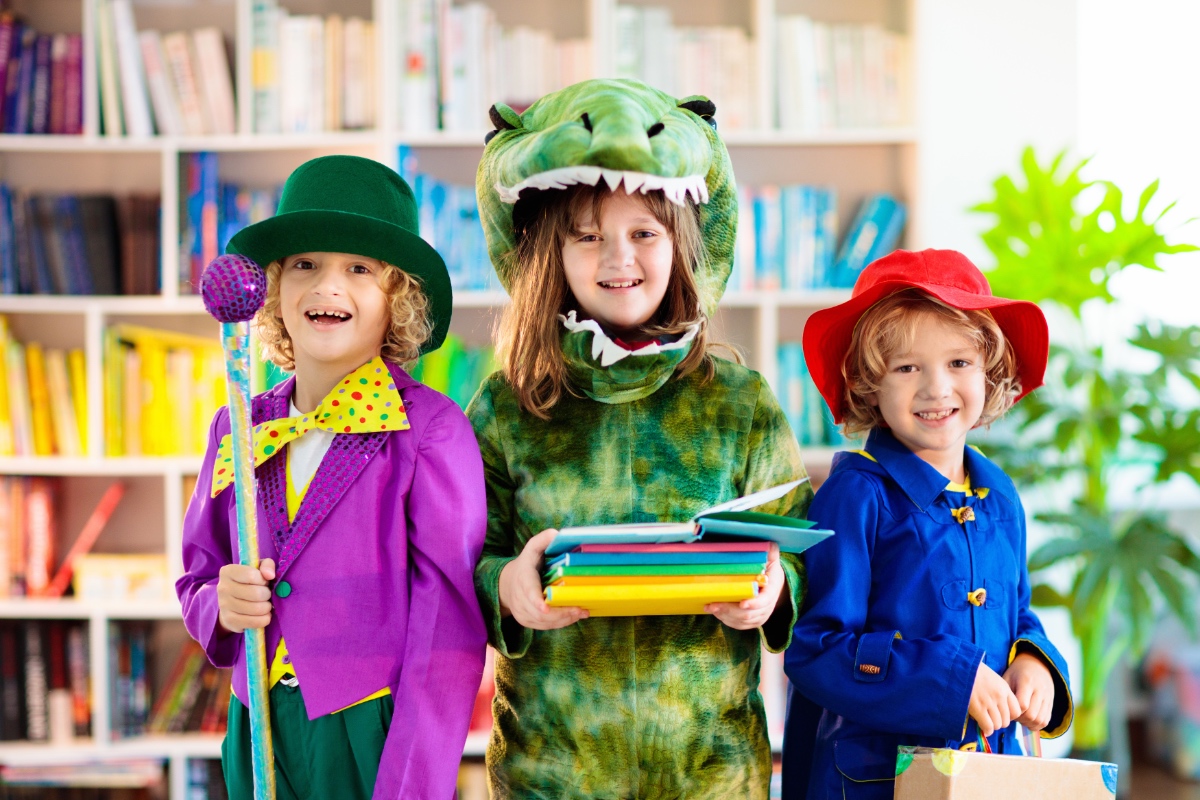 Kinder, die an Karneval als Bücher-Figuren verkleidet sind.