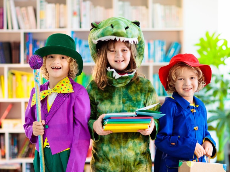 Kinder, die an Karneval als Bücher-Figuren verkleidet sind.