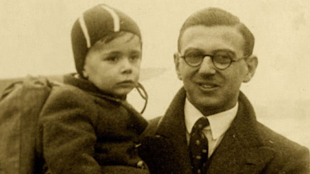 Nicholas Winton empfängt ein geretettes Kind im Jahr 1939.