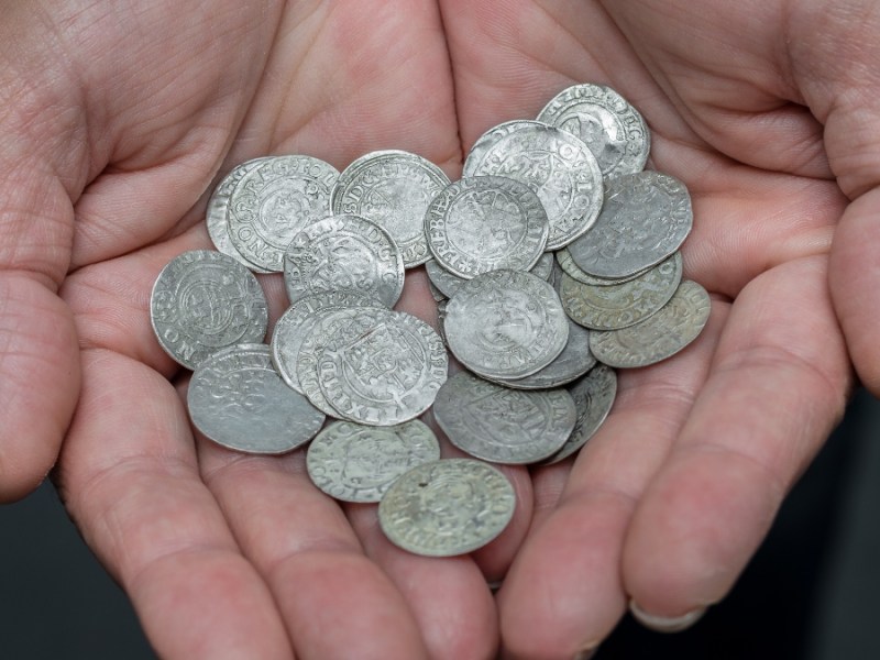 Ehepaar findet unter Küchenboden alten Schatz