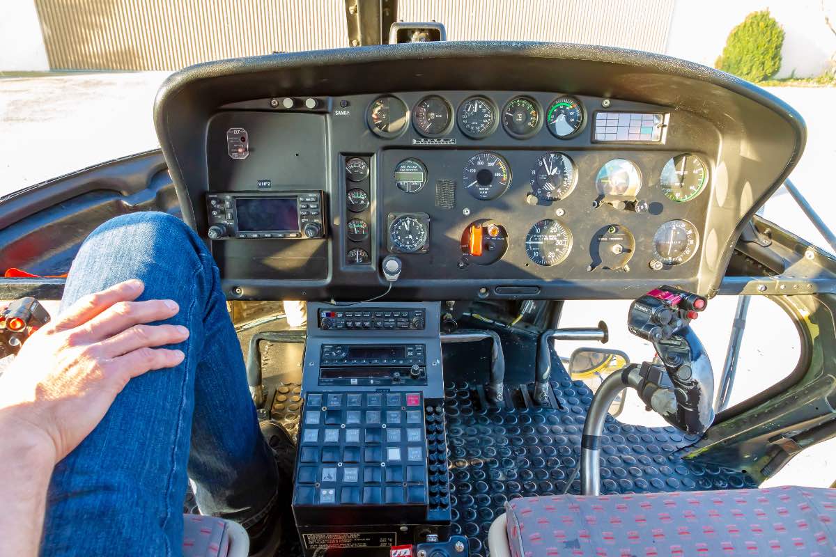 Ein Mann sitzt im Cockpit eines Helikopters.