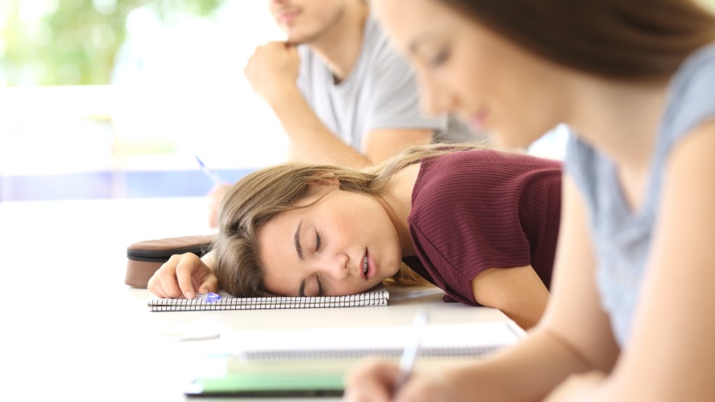 Eine Schülerin schläft während des Unterrichts.