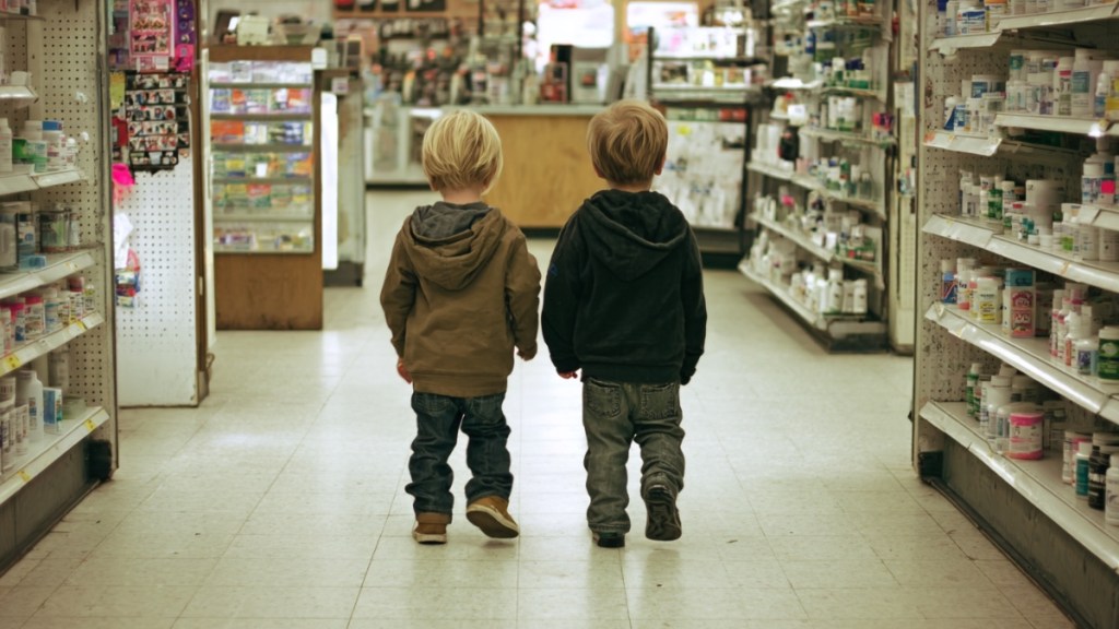 Zwei Jungen in der Drogerie. (KI-generiert)