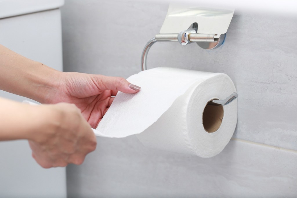 Toilettenpapier herunterspülen